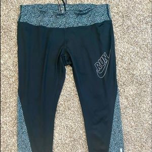 NIKE LEGGINGS PERFECT FOR THE GYM.
